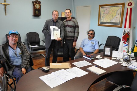 Entrega dos documentos do Plano Estadual dos Direitos da Pessoa com Deficiência - RS sem Limite, ao prefeito Farelo Almeida - 20.03.2013